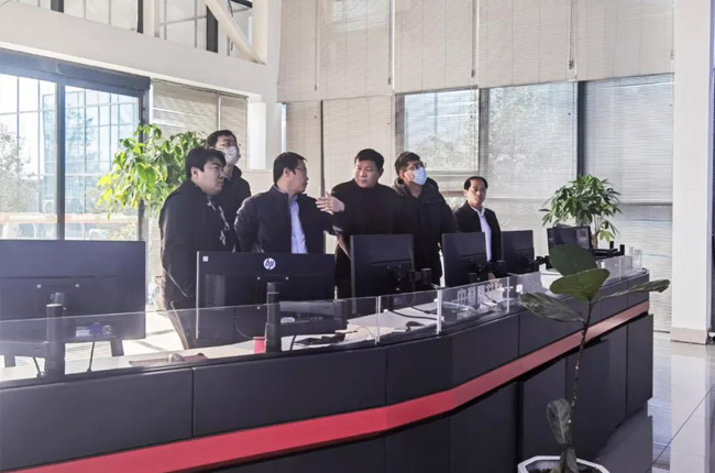 中建路橋集團(tuán)考察團(tuán)考察衛(wèi)輝市藍(lán)天環(huán)保材料有限公司