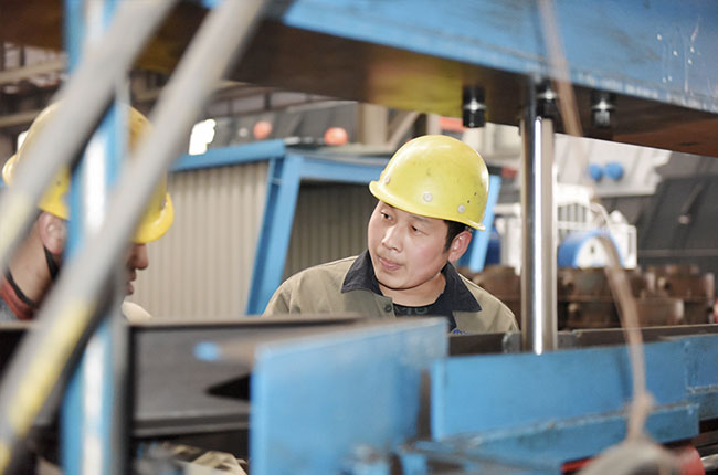 李衛(wèi)華參與制砂樓設(shè)備的研發(fā)