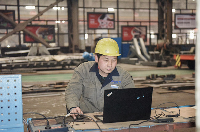 李衛(wèi)華參與制砂樓設(shè)備的研發(fā)