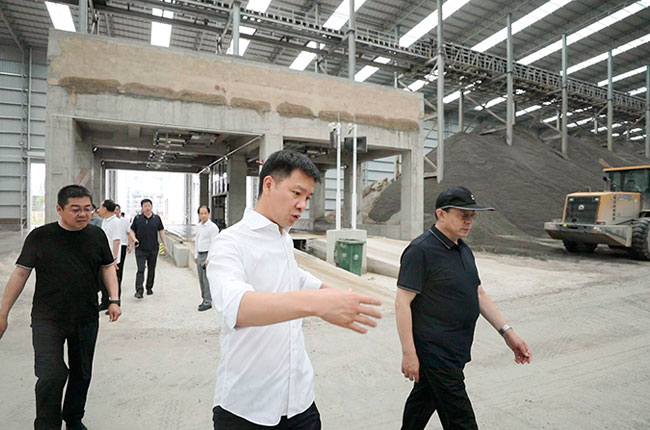 考察遠(yuǎn)大新材項(xiàng)目生產(chǎn)線及成品料倉(cāng).jpg