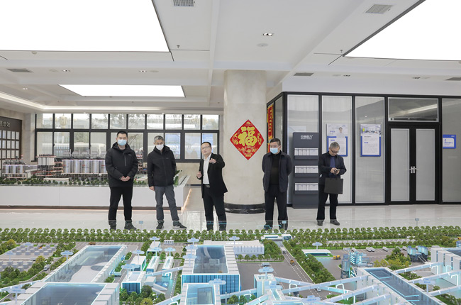 參觀(guān)十二位一體綠色建材循環(huán)經(jīng)濟(jì)產(chǎn)業(yè)園項(xiàng)目沙盤(pán).jpg 參觀(guān)十二位一體綠色建材循環(huán)經(jīng)濟(jì)產(chǎn)業(yè)園項(xiàng)目沙盤(pán).jpg