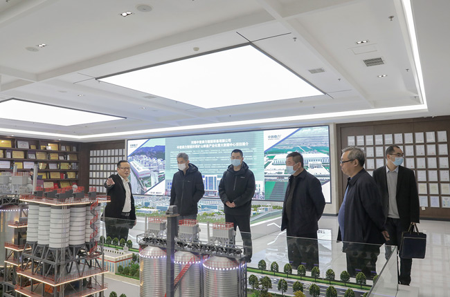 參觀(guān)五位一體循環(huán)建材產(chǎn)業(yè)園項(xiàng)目沙盤(pán).jpg 參觀(guān)五位一體循環(huán)建材產(chǎn)業(yè)園項(xiàng)目沙盤(pán).jpg