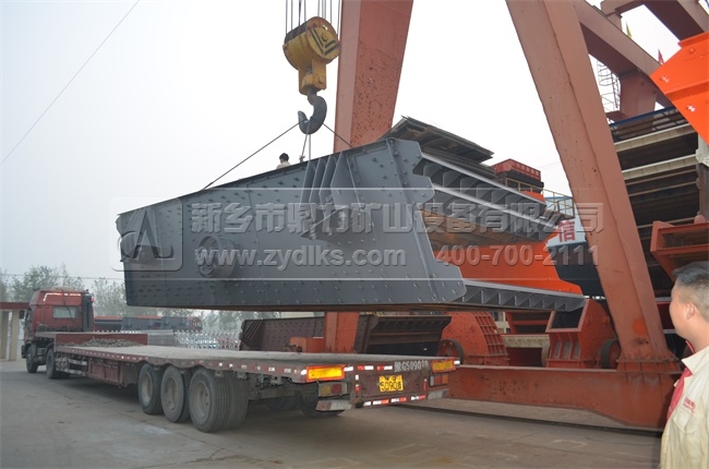 在新鄉(xiāng)鼎力等待裝設(shè)備的集裝箱貨車