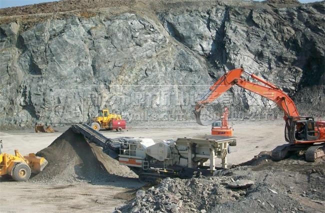 采石場(chǎng)挖掘機(jī)在工作