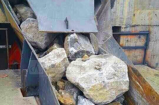 大塊石灰石原礦由給料機(jī)均勻送入破碎設(shè)備