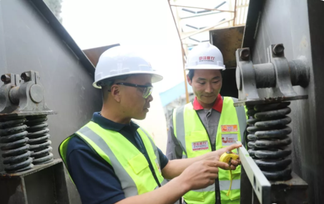 技術(shù)人員對設備的維護現(xiàn)場