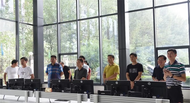 考察團(tuán)在鼎力商務(wù)探討現(xiàn)場(chǎng)