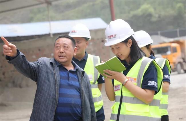 楊總向團(tuán)隊(duì)介紹生產(chǎn)線