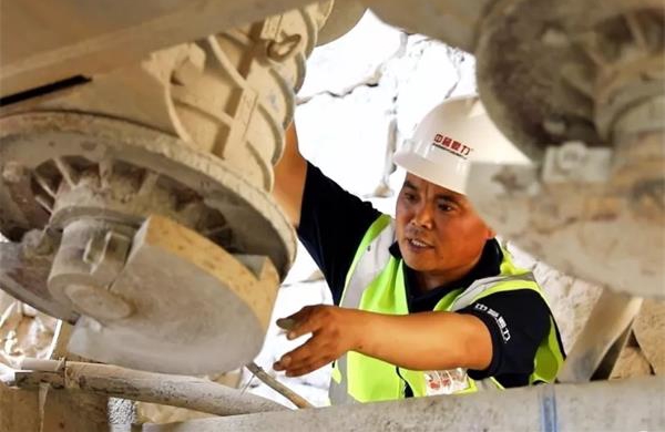 技術人員檢修設備現(xiàn)場