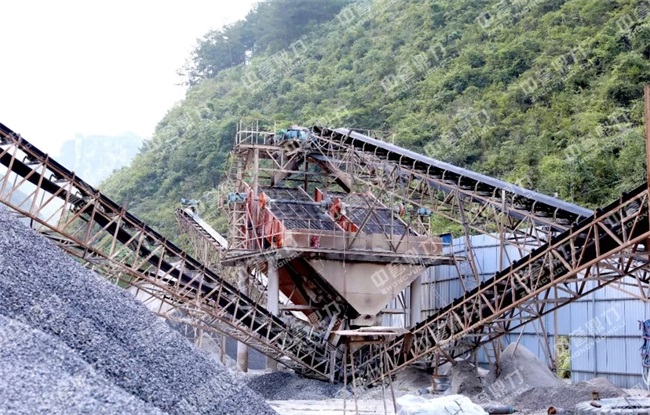 生產(chǎn)線上的振動篩和輸送設施