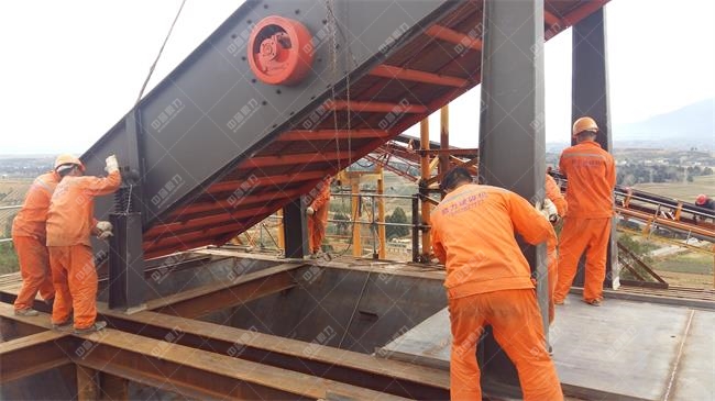 砂石生產(chǎn)線(xiàn)的振動(dòng)篩安裝