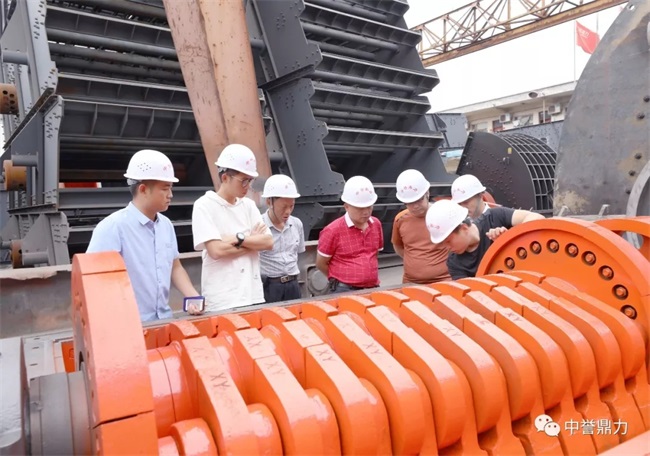 參觀鼎力廠區(qū)及設(shè)備