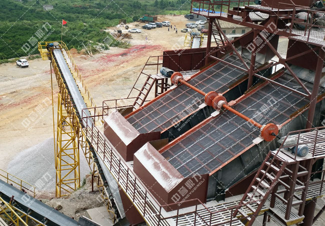 礦用振動篩現(xiàn)場