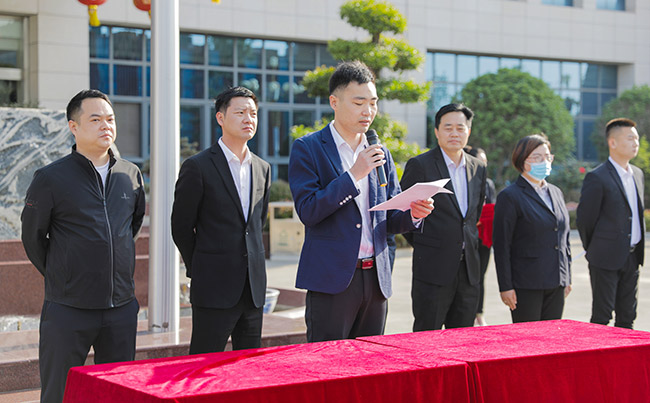 生產(chǎn)副總經(jīng)理李宣讀技能評(píng)比結(jié)果