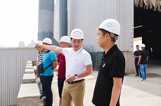 湖南郴州德順新材料有限公司一行參觀資源有限公司時(shí)產(chǎn)3000噸骨料生產(chǎn)線