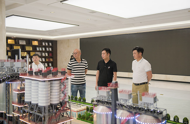 參觀中譽(yù)鼎力五位一體循環(huán)建材產(chǎn)業(yè)園項(xiàng)目沙盤