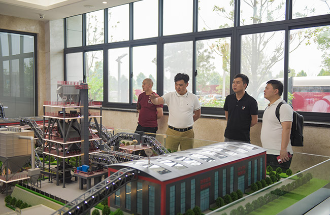 參觀中譽(yù)鼎力五位一體循環(huán)建材產(chǎn)業(yè)園項(xiàng)目沙盤