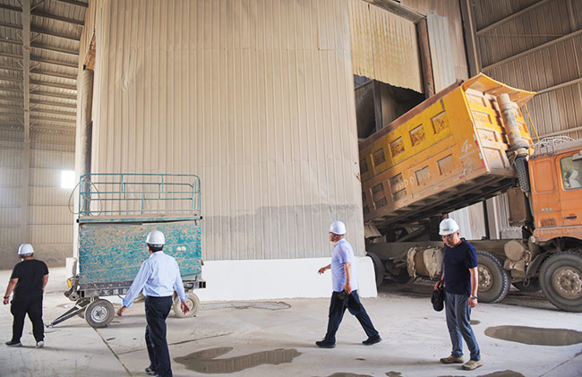 參觀環(huán)保智能生產(chǎn)線各環(huán)節(jié)