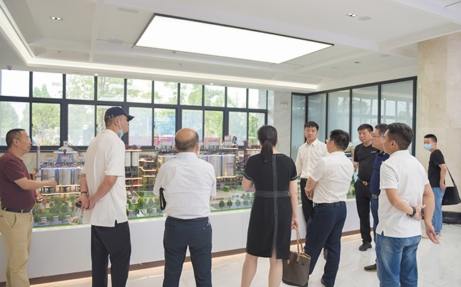 張治民董事長介紹多位一體循環(huán)建材產(chǎn)業(yè)園項目建設(shè)理念