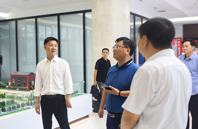 張治民董事長介紹多位一體循環(huán)建材產業(yè)園項目建設理念