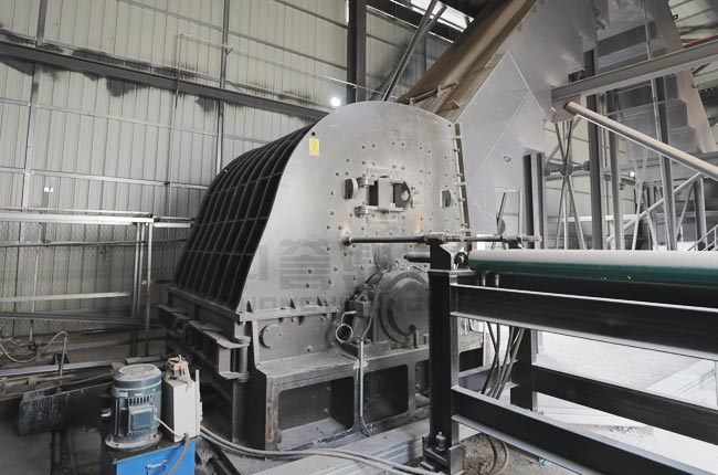 反擊錘式破碎機使用現(xiàn)場 反擊錘式破碎機使用現(xiàn)場