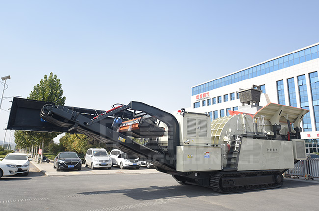 時(shí)產(chǎn)200噸移動(dòng)破碎機(jī)開(kāi)采鐵路小石頭保生產(chǎn) 時(shí)產(chǎn)200噸移動(dòng)破碎機(jī)開(kāi)采鐵路小石頭保生產(chǎn)